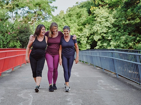 3 femmes marchant ensemble pour illustrer le soutien et l’entraide en entrepreneuriat féminin